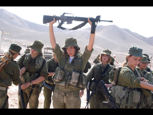 Есть женщины в горных кибуцах   фото израильтянок в военной форме